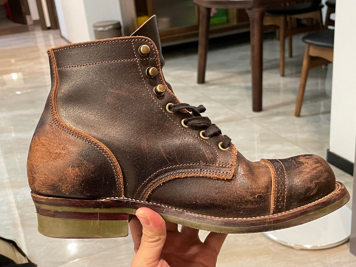 Photo by Alekirx on February 18, 2023 of the XBXS Land Boots in Horween Black Waxed Flesh.