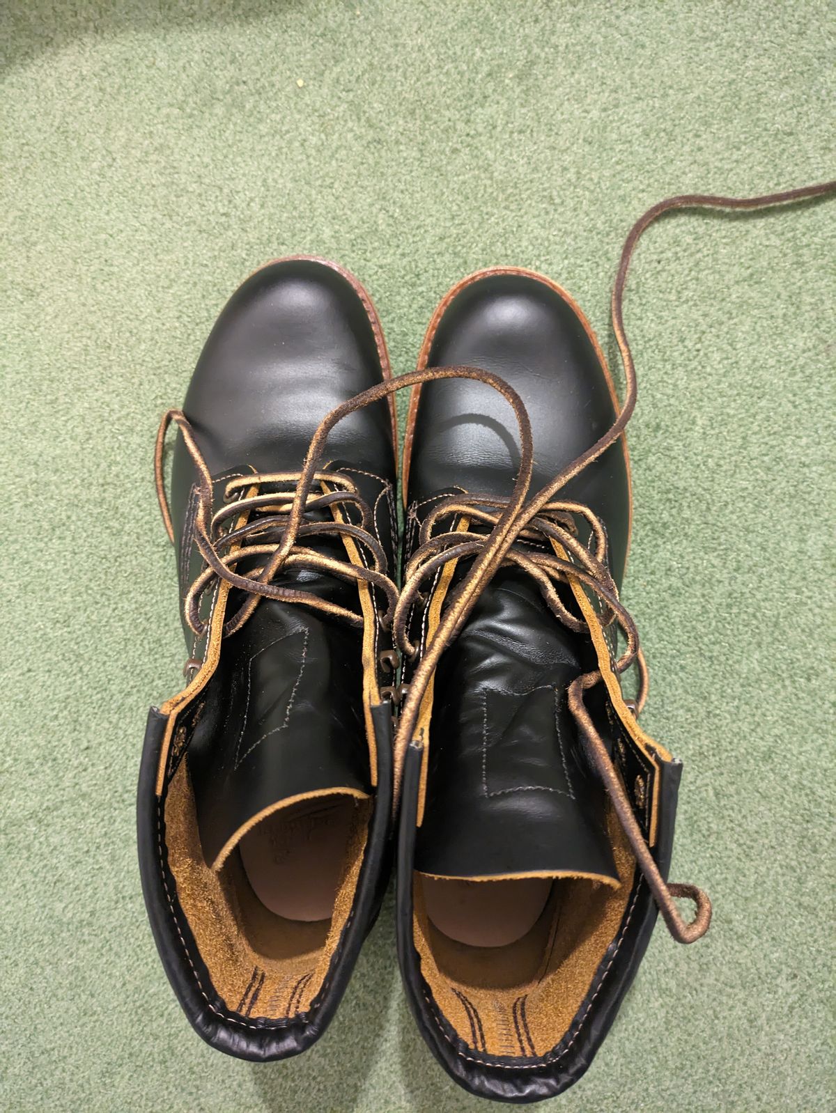 Photo by mvilla on November 8, 2023 of the Red Wing Beckman Flatbox in S.B. Foot Black Klondike.