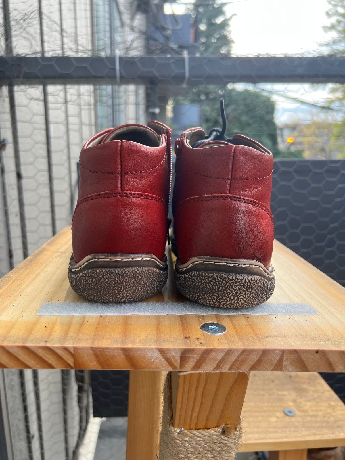 Photo by fen.hound on October 2, 2023 of the Josef Seibel Priscilla 01 Red in Unknown Leather.
