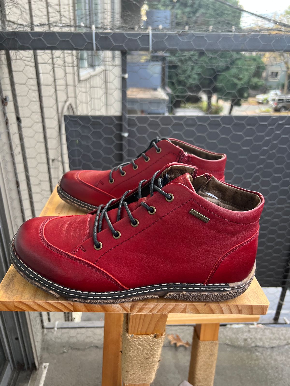Photo by fen.hound on October 2, 2023 of the Josef Seibel Priscilla 01 Red in Unknown Leather.