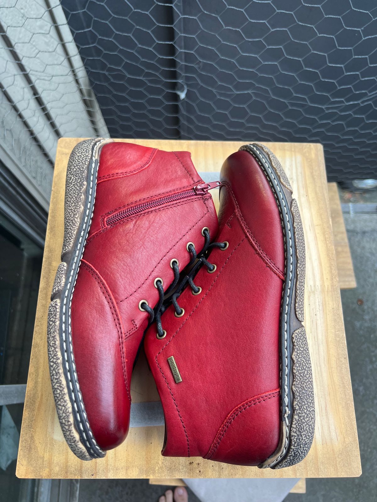 Photo by fen.hound on October 2, 2023 of the Josef Seibel Priscilla 01 Red in Unknown Leather.