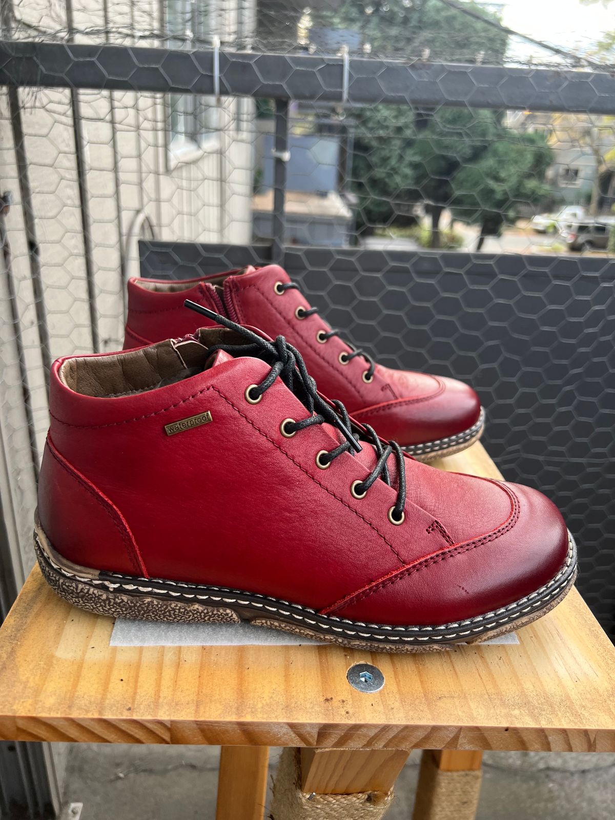 Photo by fen.hound on October 2, 2023 of the Josef Seibel Priscilla 01 Red in Unknown Leather.