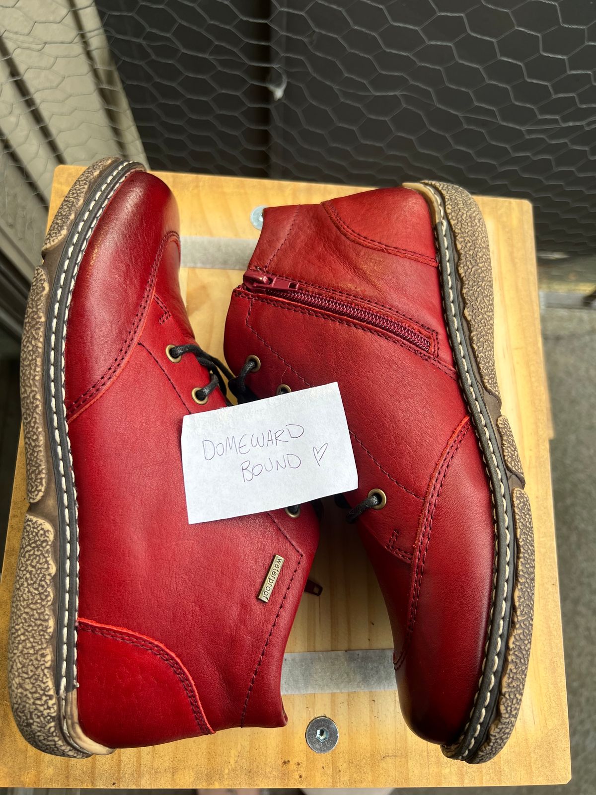 Photo by fen.hound on October 2, 2023 of the Josef Seibel Priscilla 01 Red in Unknown Leather.