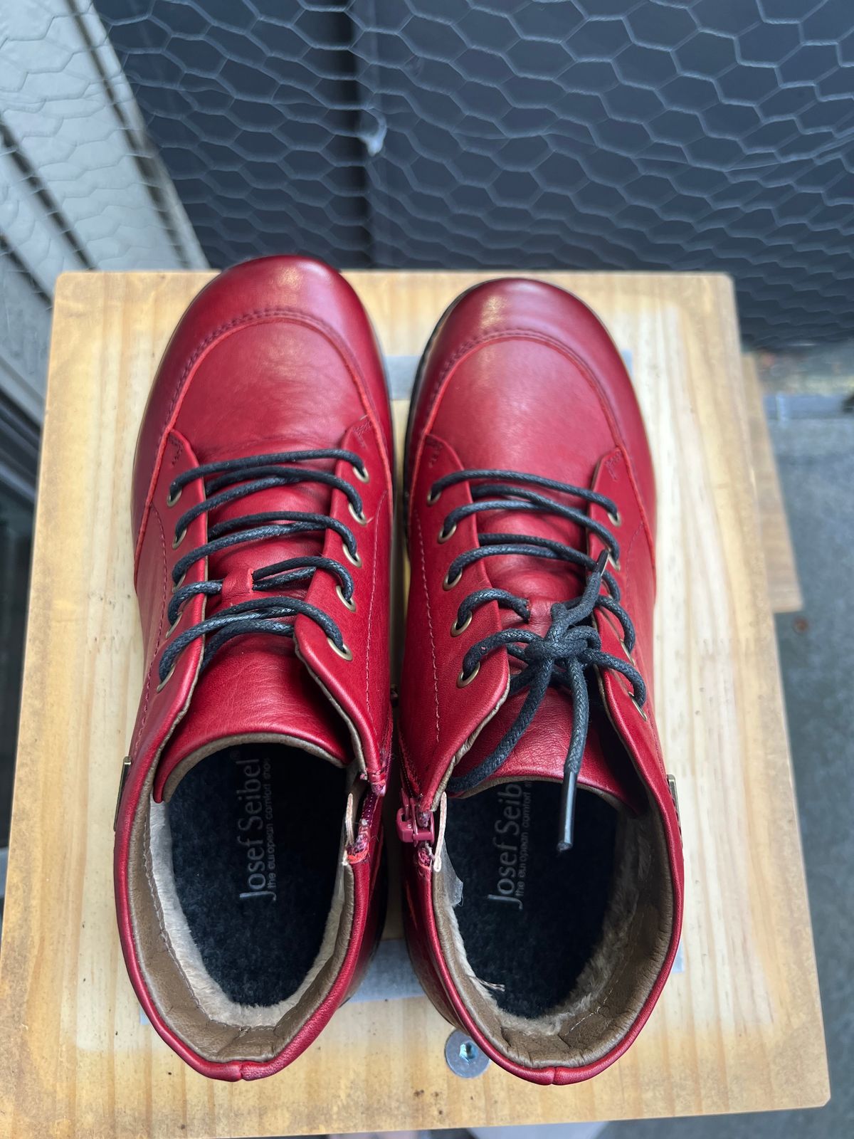 Photo by fen.hound on October 2, 2023 of the Josef Seibel Priscilla 01 Red in Unknown Leather.