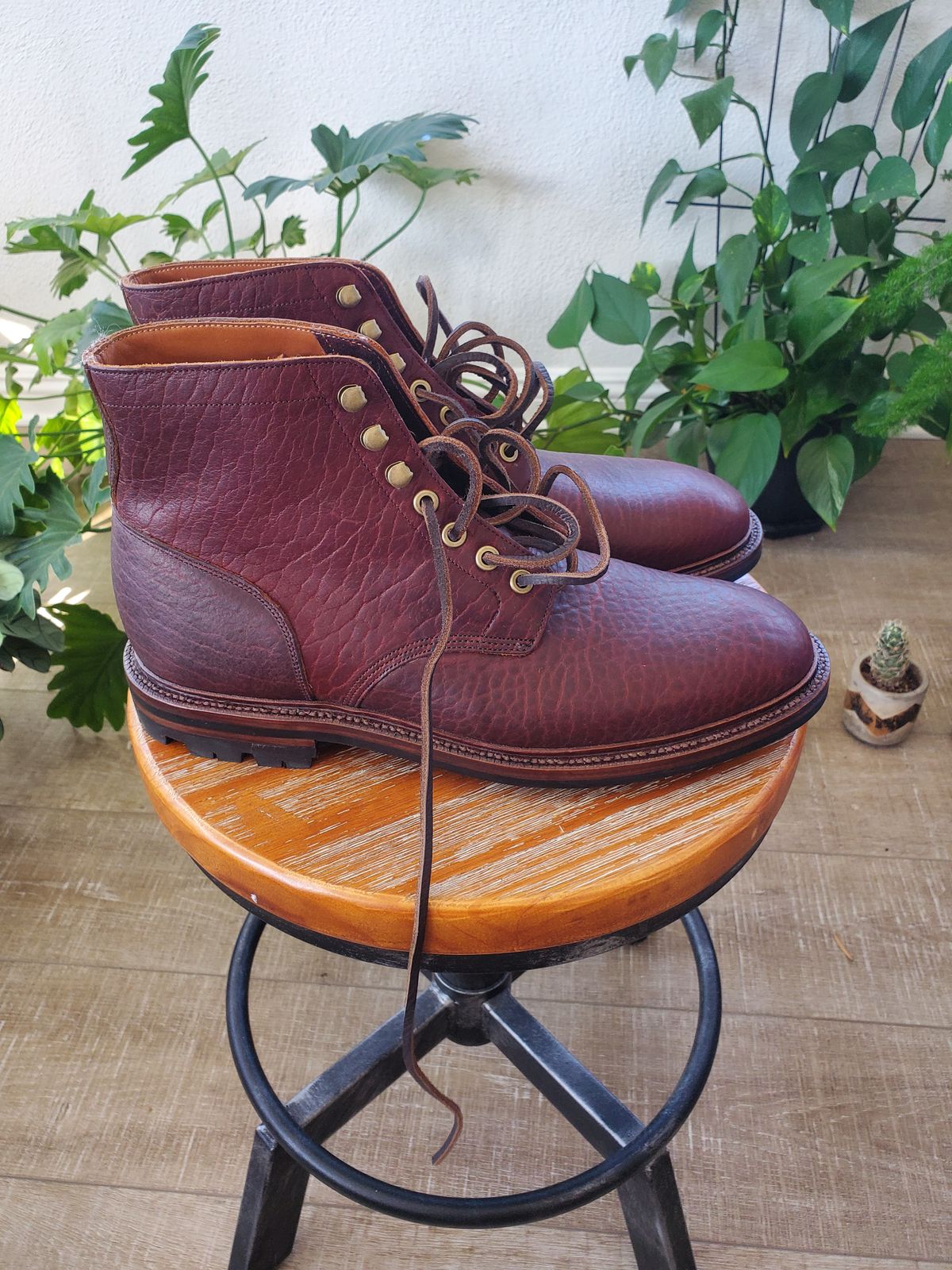 Photo by ma on October 6, 2023 of the Grant Stone Diesel Boot in Seidel Walnut Bison.