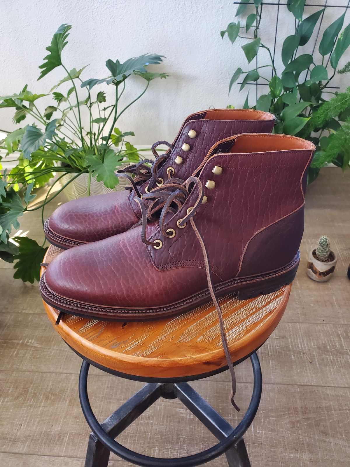 Photo by ma on October 6, 2023 of the Grant Stone Diesel Boot in Seidel Walnut Bison.