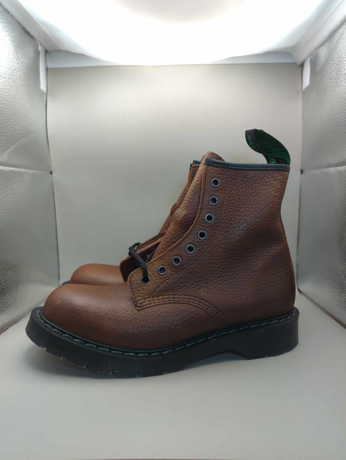 Photo by sadcat1991 on October 3, 2023 of the Solovair 8 Eye Derby Boot in Gaucho Brown Grain.
