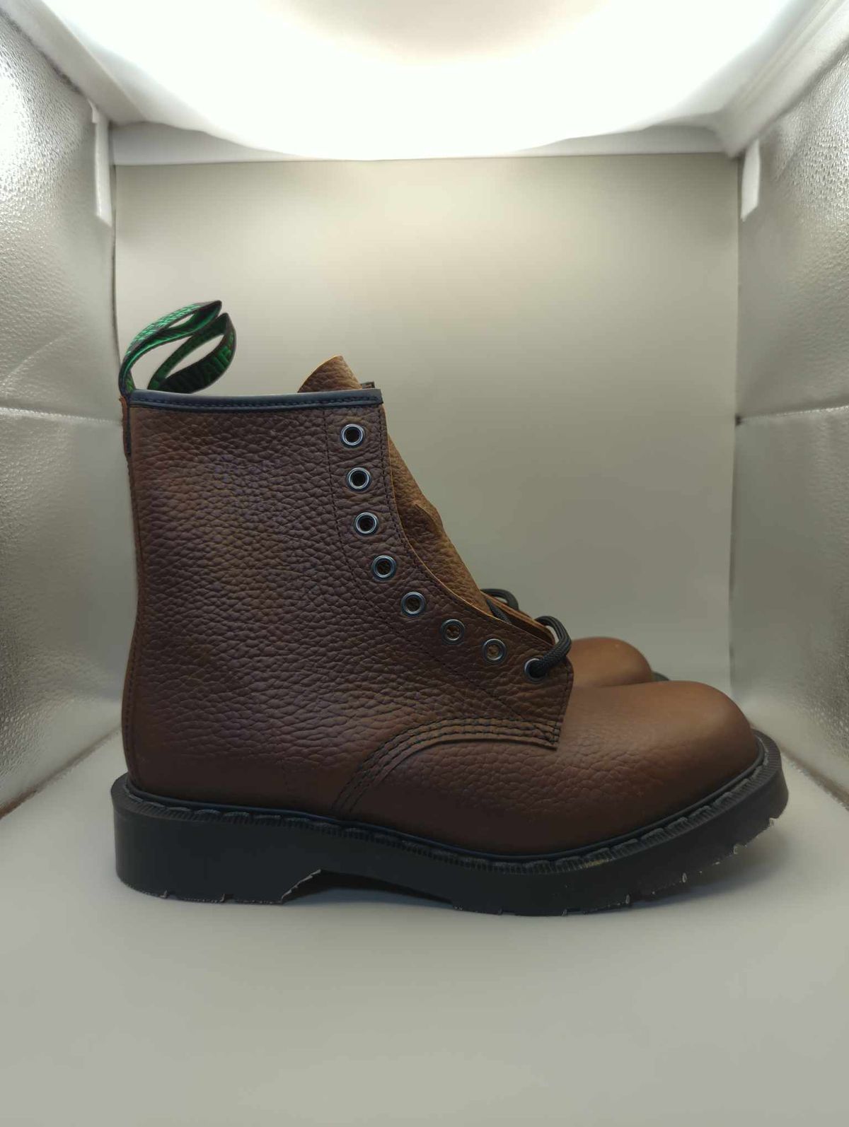 Photo by sadcat1991 on October 3, 2023 of the Solovair 8 Eye Derby Boot in Gaucho Brown Grain.