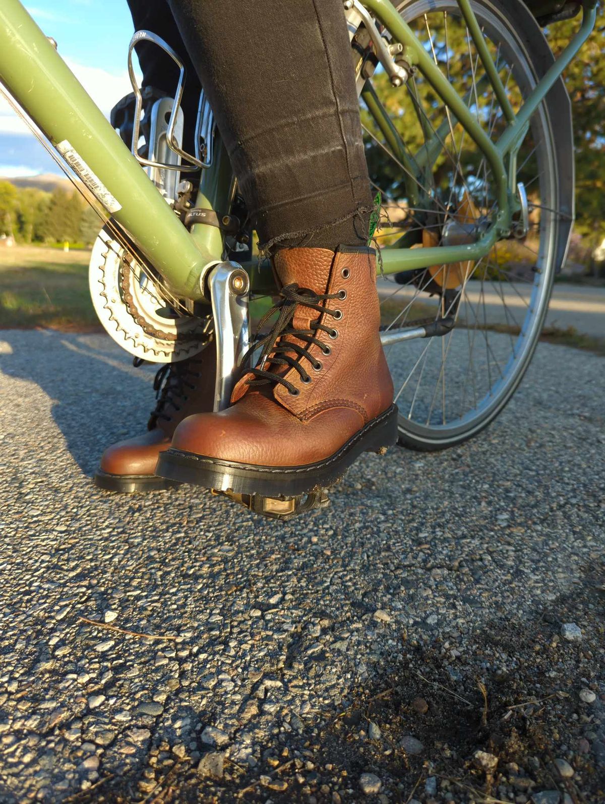 Photo by sadcat1991 on October 4, 2023 of the Solovair 8 Eye Derby Boot in Gaucho Brown Grain.