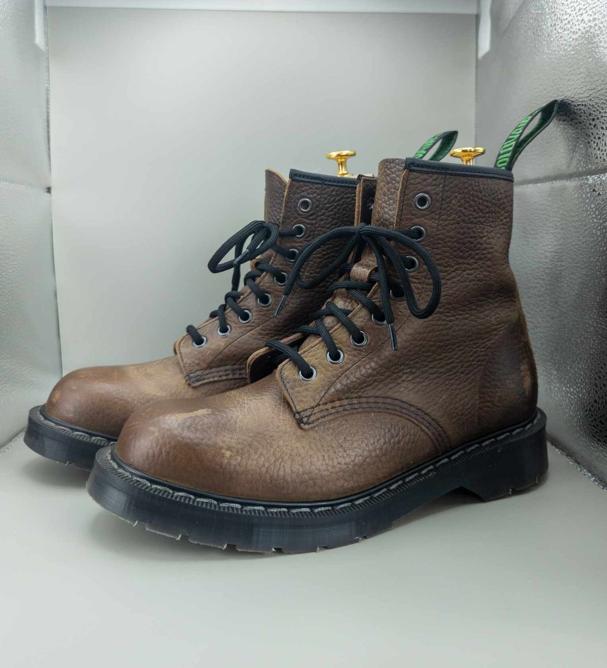 Photo by sadcat1991 on November 6, 2023 of the Solovair 8 Eye Derby Boot in Gaucho Brown Grain.