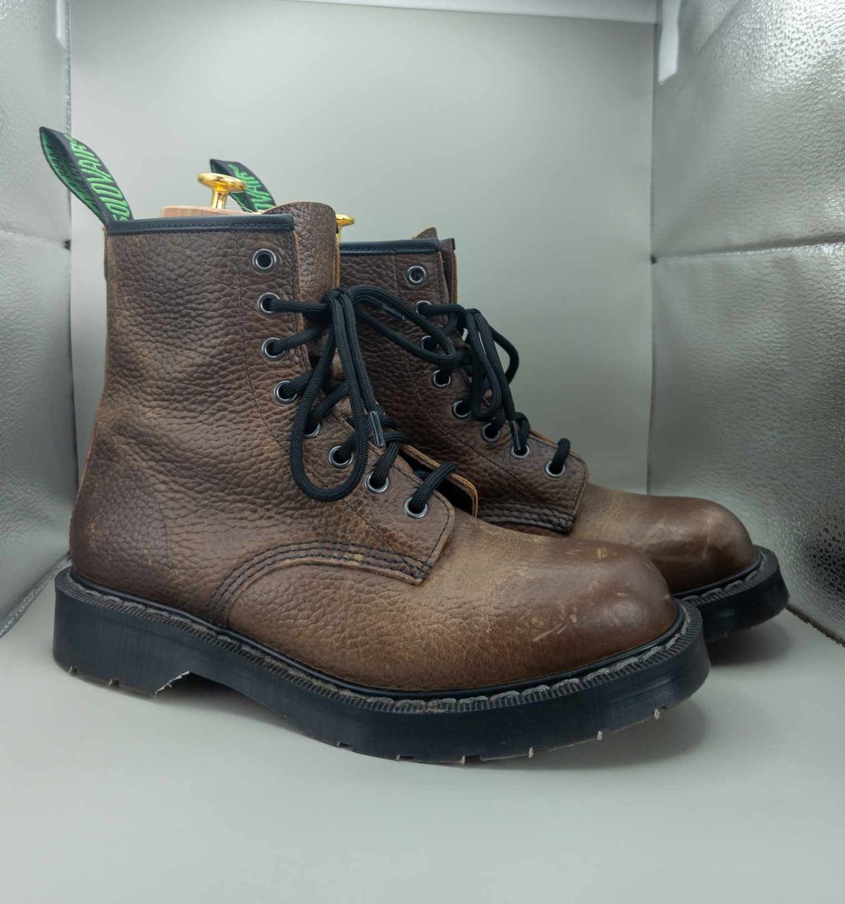 Photo by sadcat1991 on November 6, 2023 of the Solovair 8 Eye Derby Boot in Gaucho Brown Grain.