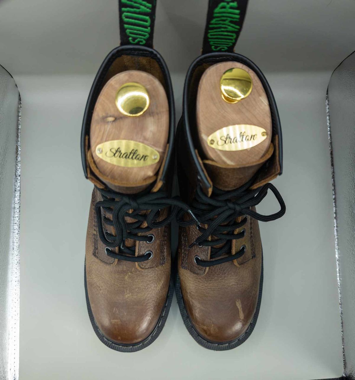 Photo by sadcat1991 on November 6, 2023 of the Solovair 8 Eye Derby Boot in Gaucho Brown Grain.