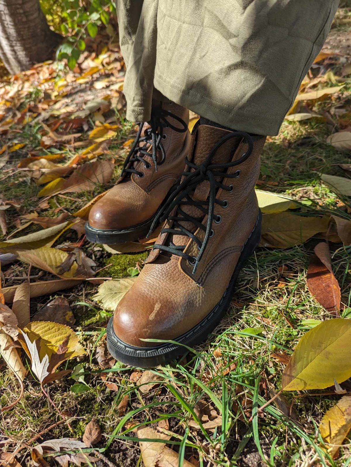 Photo by sadcat1991 on November 7, 2023 of the Solovair 8 Eye Derby Boot in Gaucho Brown Grain.