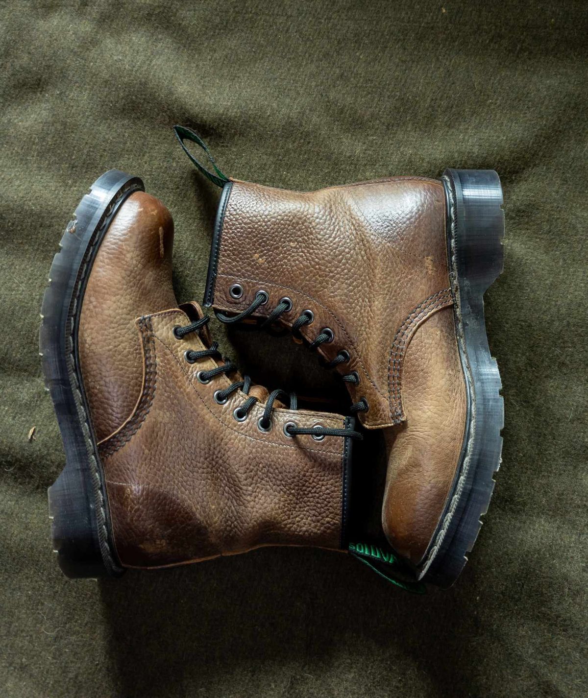 Photo by sadcat1991 on December 5, 2023 of the Solovair 8 Eye Derby Boot in Gaucho Brown Grain.