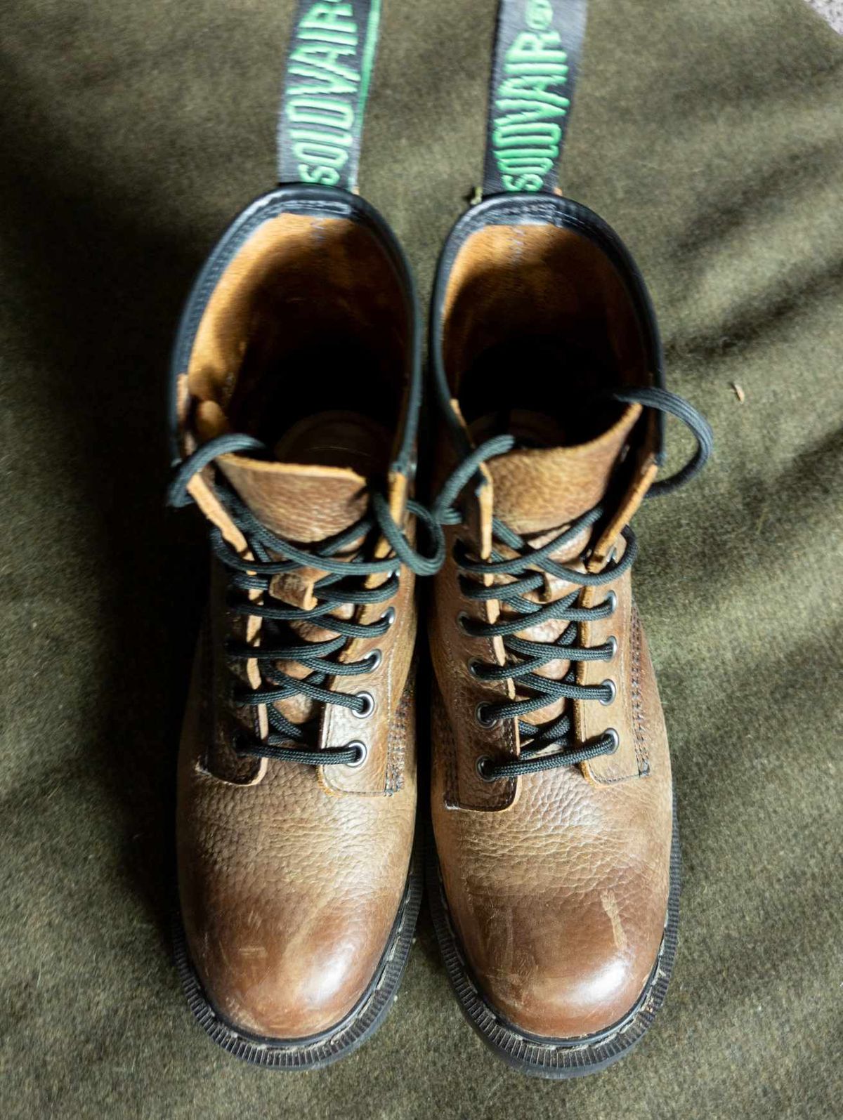Photo by sadcat1991 on December 5, 2023 of the Solovair 8 Eye Derby Boot in Gaucho Brown Grain.