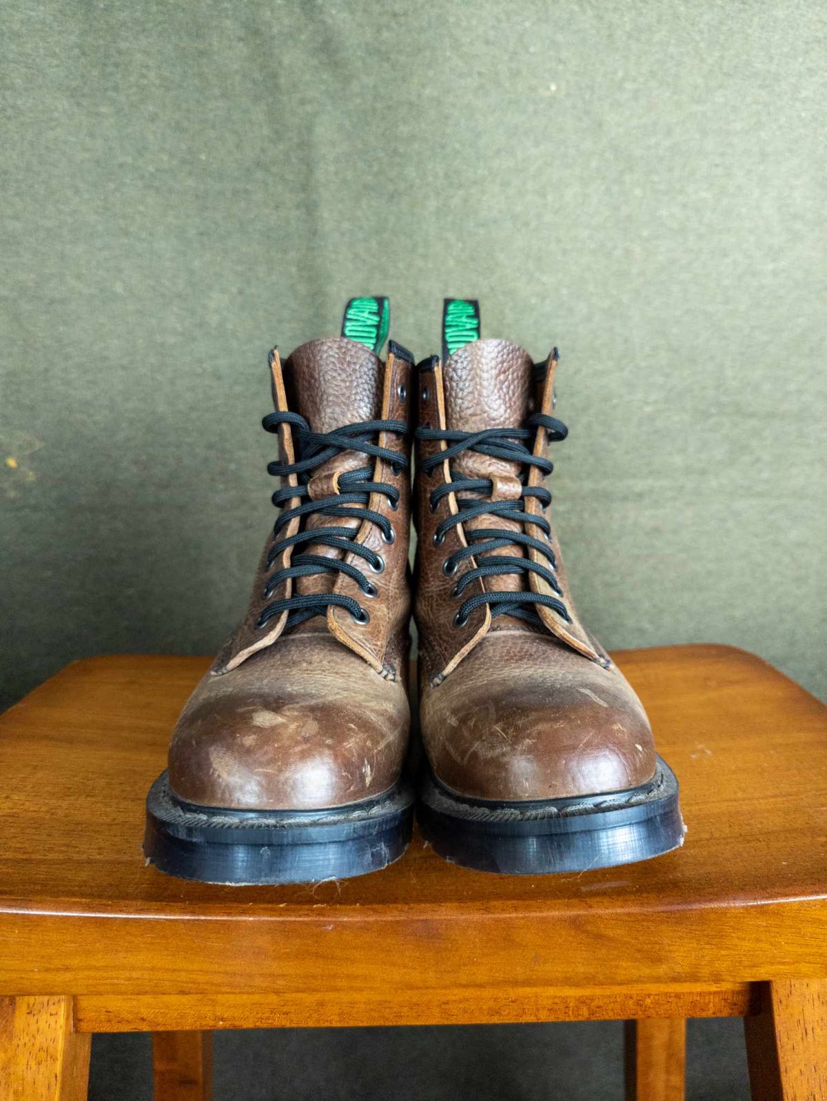 Photo by sadcat1991 on January 4, 2024 of the Solovair 8 Eye Derby Boot in Gaucho Brown Grain.