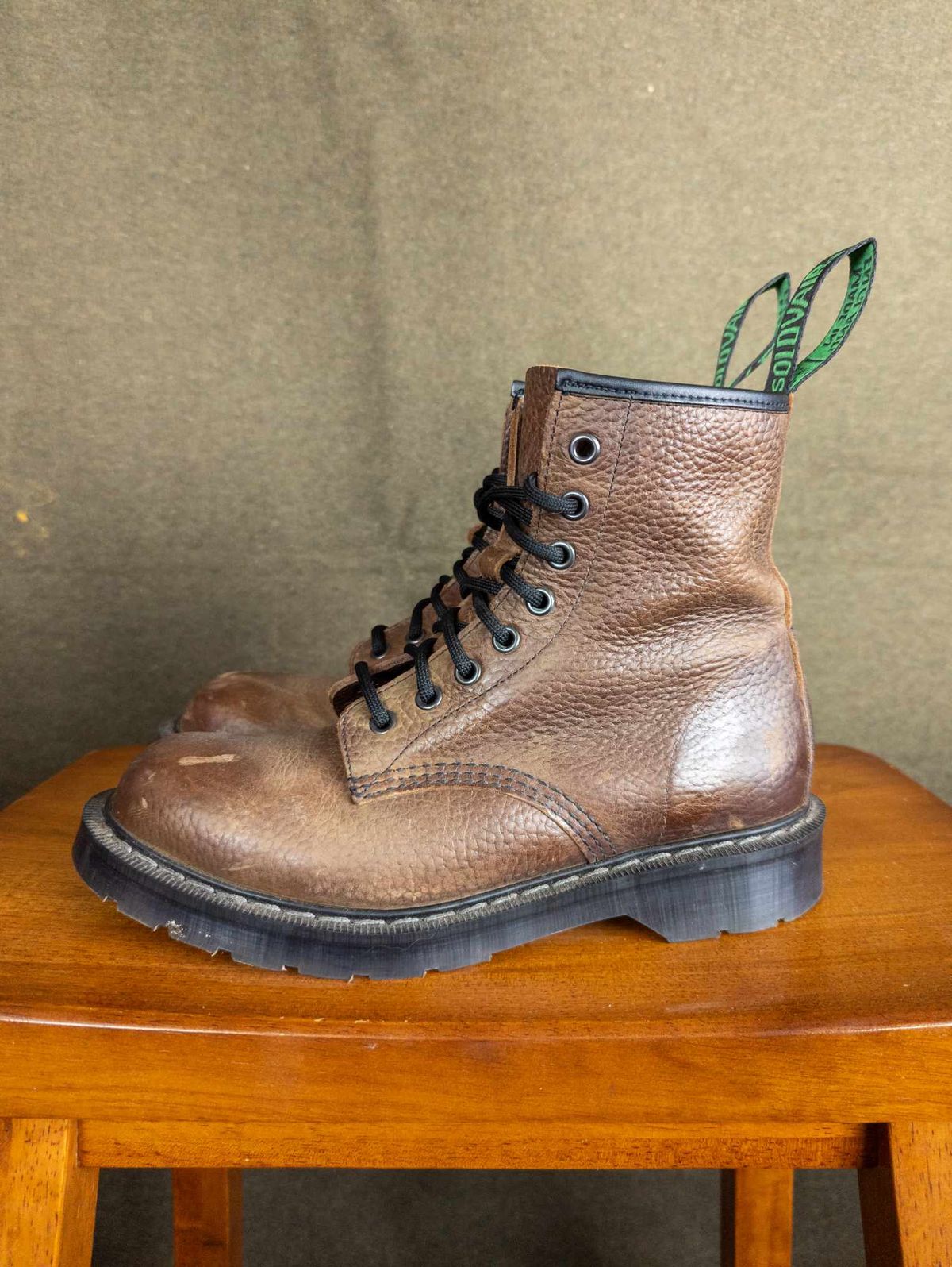 Photo by sadcat1991 on January 4, 2024 of the Solovair 8 Eye Derby Boot in Gaucho Brown Grain.