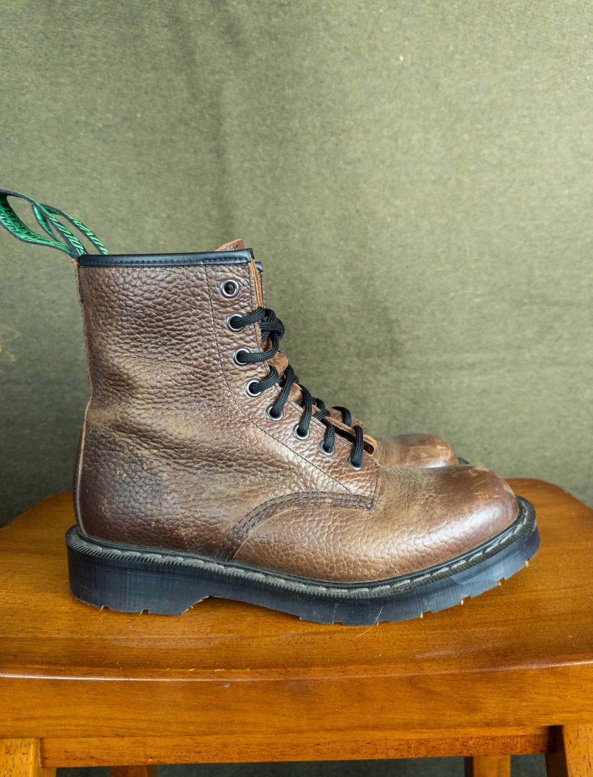 Photo by sadcat1991 on January 4, 2024 of the Solovair 8 Eye Derby Boot in Gaucho Brown Grain.