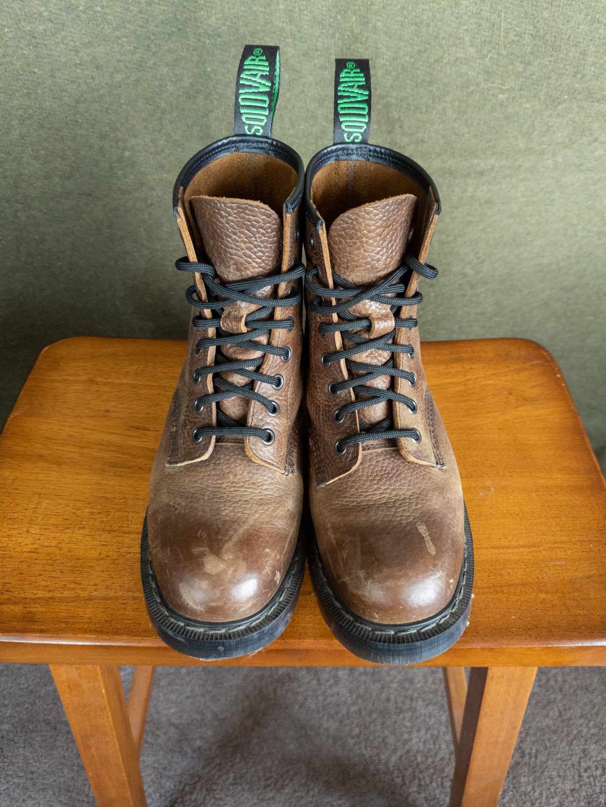Photo by sadcat1991 on January 4, 2024 of the Solovair 8 Eye Derby Boot in Gaucho Brown Grain.