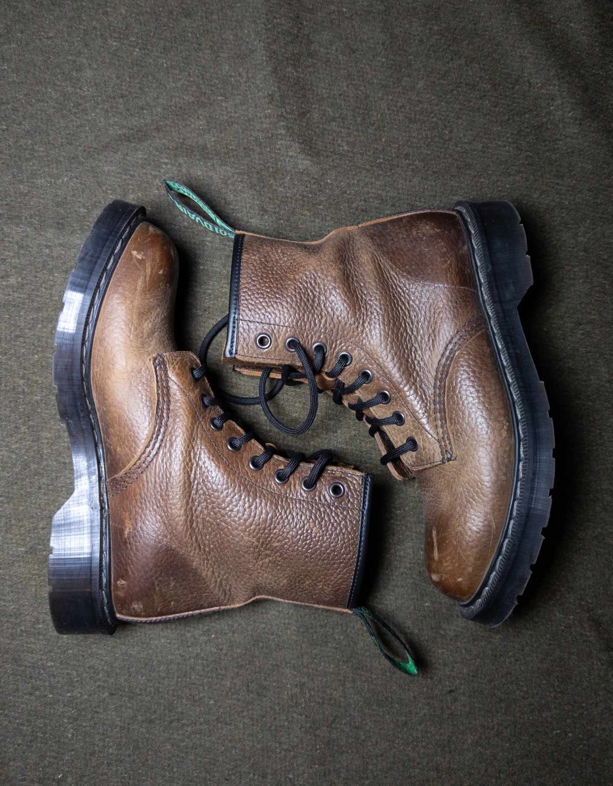 Photo by sadcat1991 on February 6, 2024 of the Solovair 8 Eye Derby Boot in Gaucho Brown Grain.