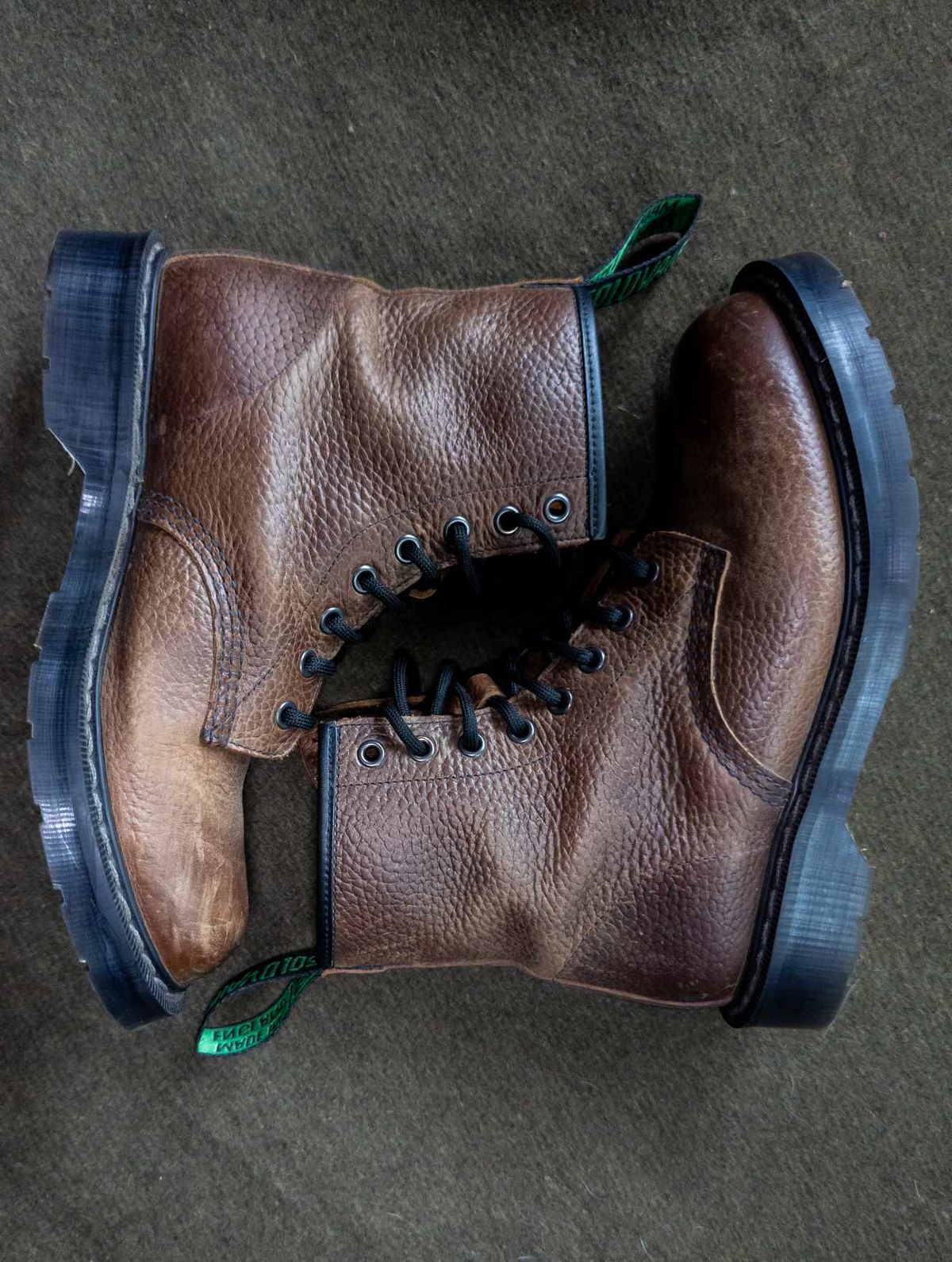 Photo by sadcat1991 on March 5, 2024 of the Solovair 8 Eye Derby Boot in Gaucho Brown Grain.
