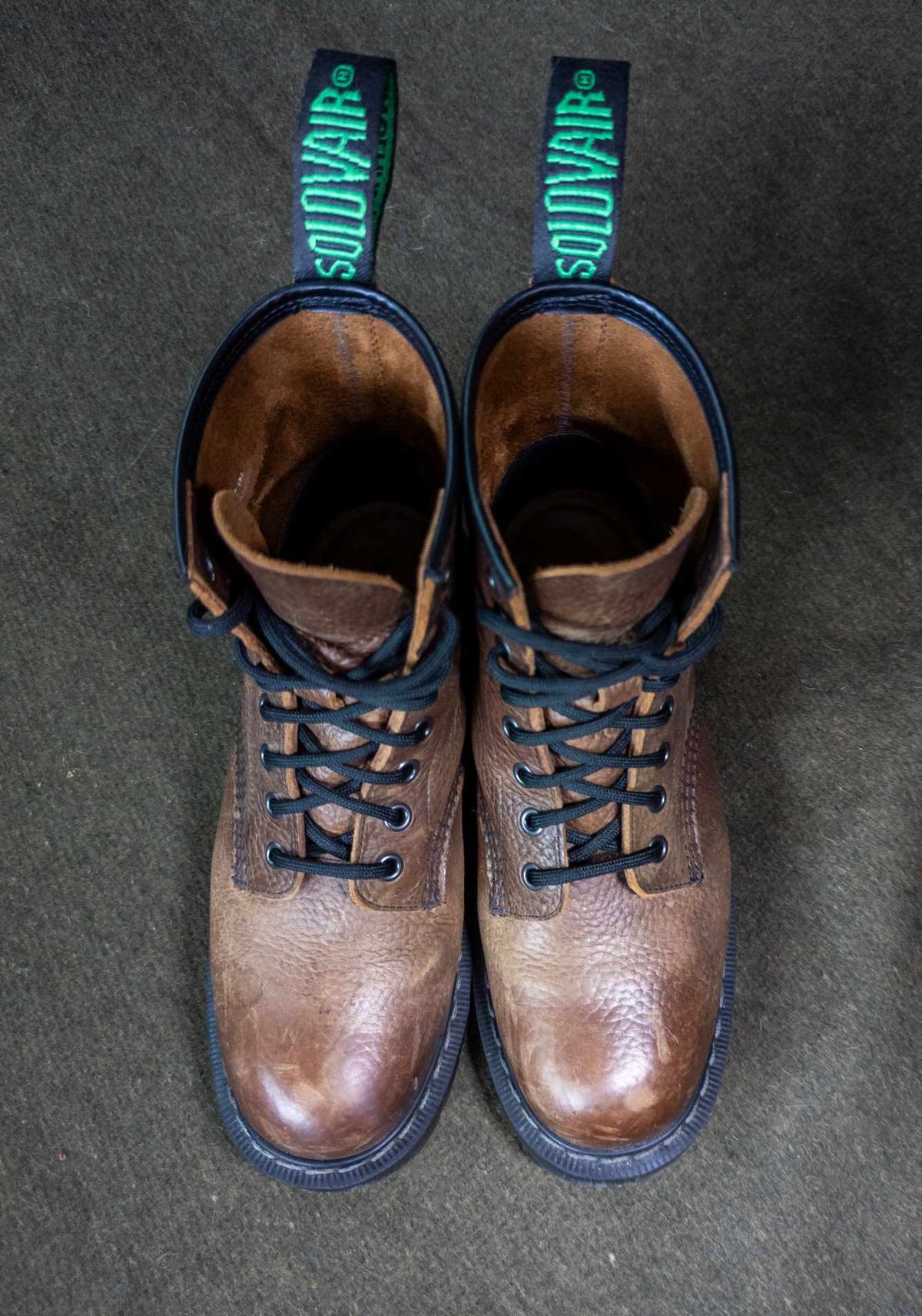 Photo by sadcat1991 on March 5, 2024 of the Solovair 8 Eye Derby Boot in Gaucho Brown Grain.