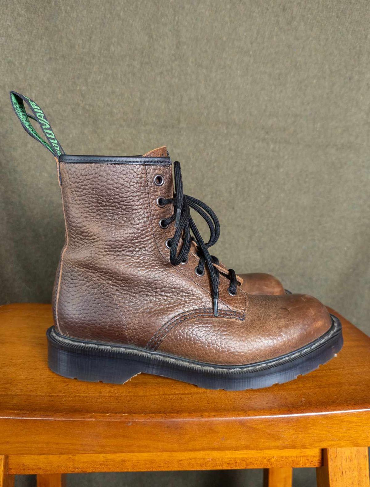 Photo by sadcat1991 on April 5, 2024 of the Solovair 8 Eye Derby Boot in Gaucho Brown Grain.