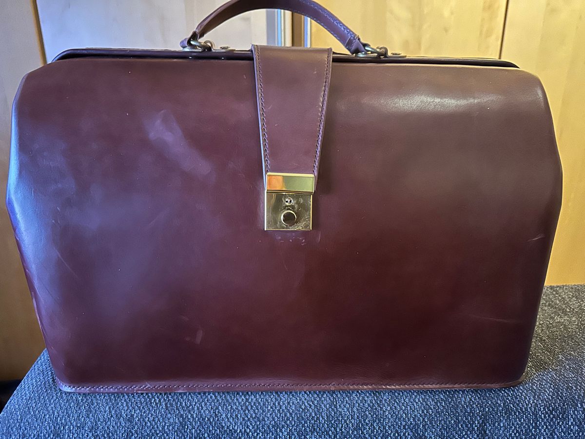 Photo by martining on October 2, 2025 of the Renav BRC - 01 in Redbrown Indonesian Cowhide.