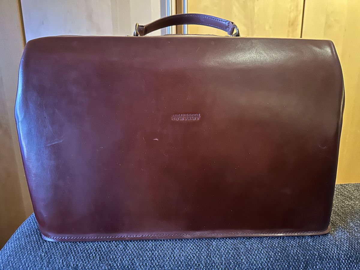 Photo by martining on October 2, 2025 of the Renav BRC - 01 in Redbrown Indonesian Cowhide.