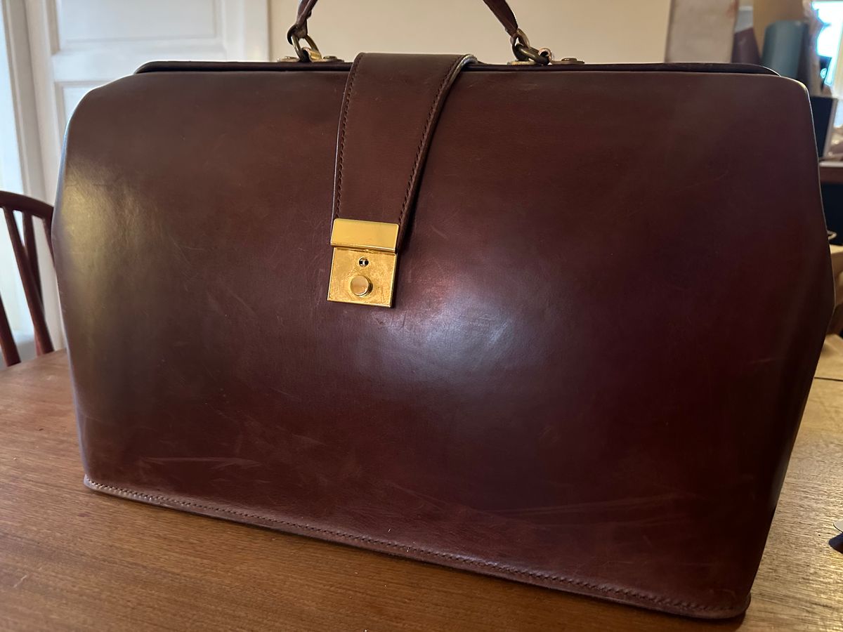 Photo by martining on November 4, 2025 of the Renav BRC - 01 in Redbrown Indonesian Cowhide.