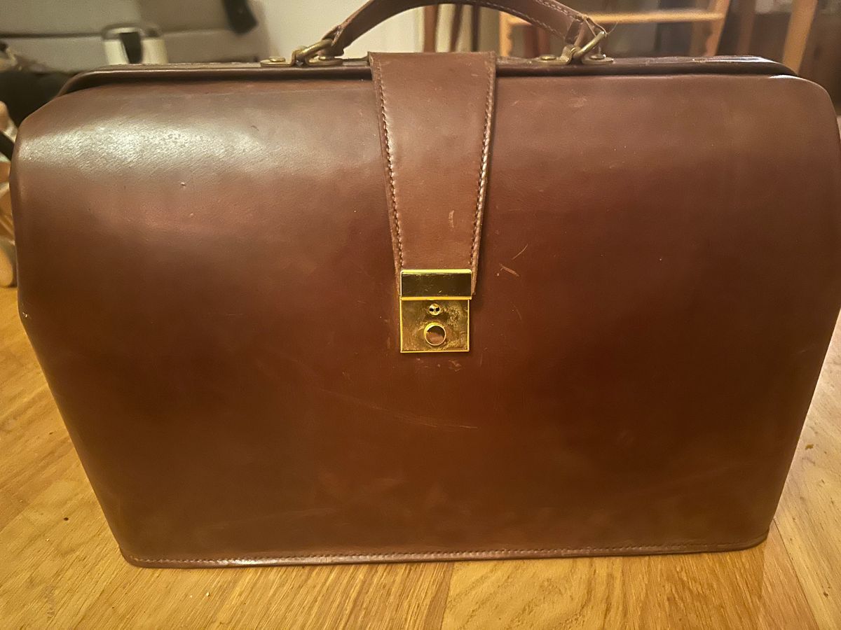 Photo by martining on December 5, 2025 of the Renav BRC - 01 in Redbrown Indonesian Cowhide.