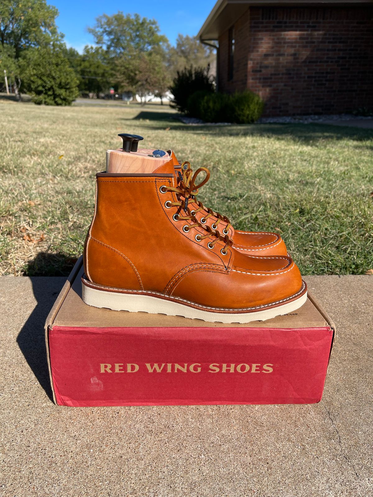 Photo by c.w.hogan on October 1, 2022 of the Red Wing 6-Inch Classic Moc in S.B. Foot Oro Legacy.