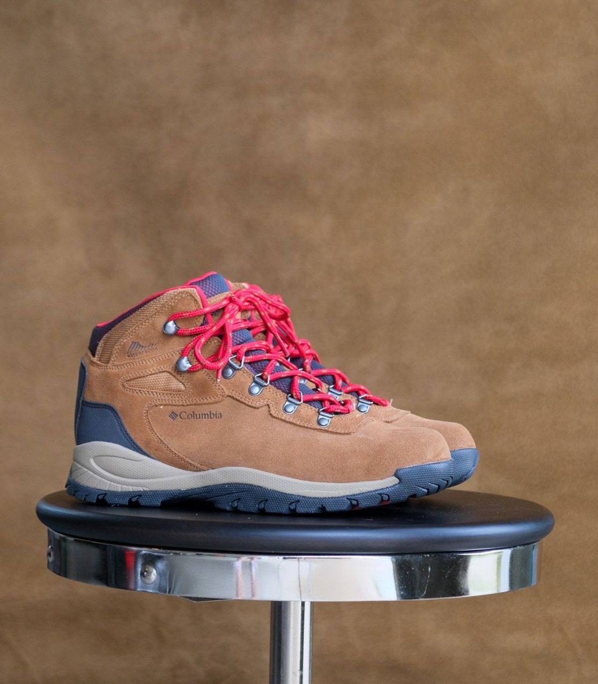 Photo by flyingdutchess on October 1, 2023 of the Columbia Newton Ridge in Unknown Leather.