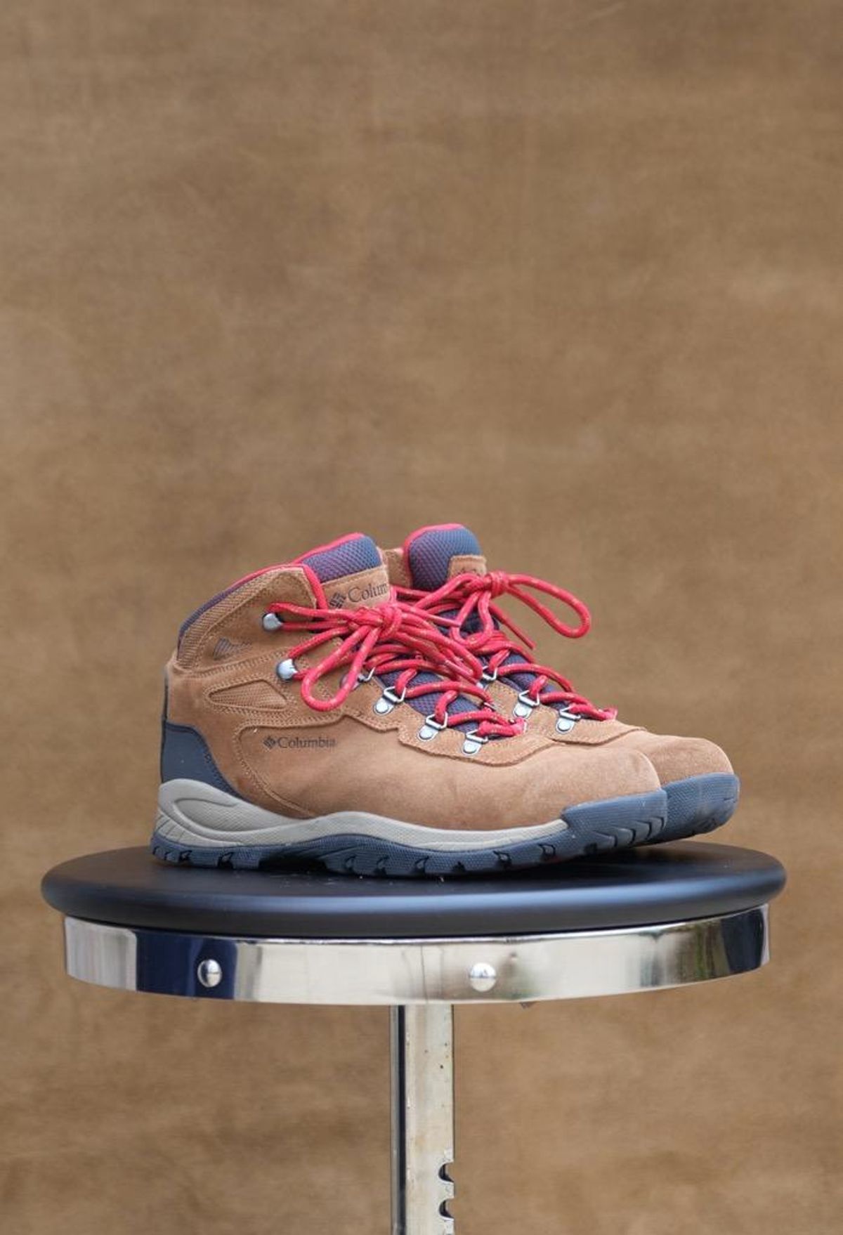 Photo by flyingdutchess on November 2, 2023 of the Columbia Newton Ridge in Unknown Leather.