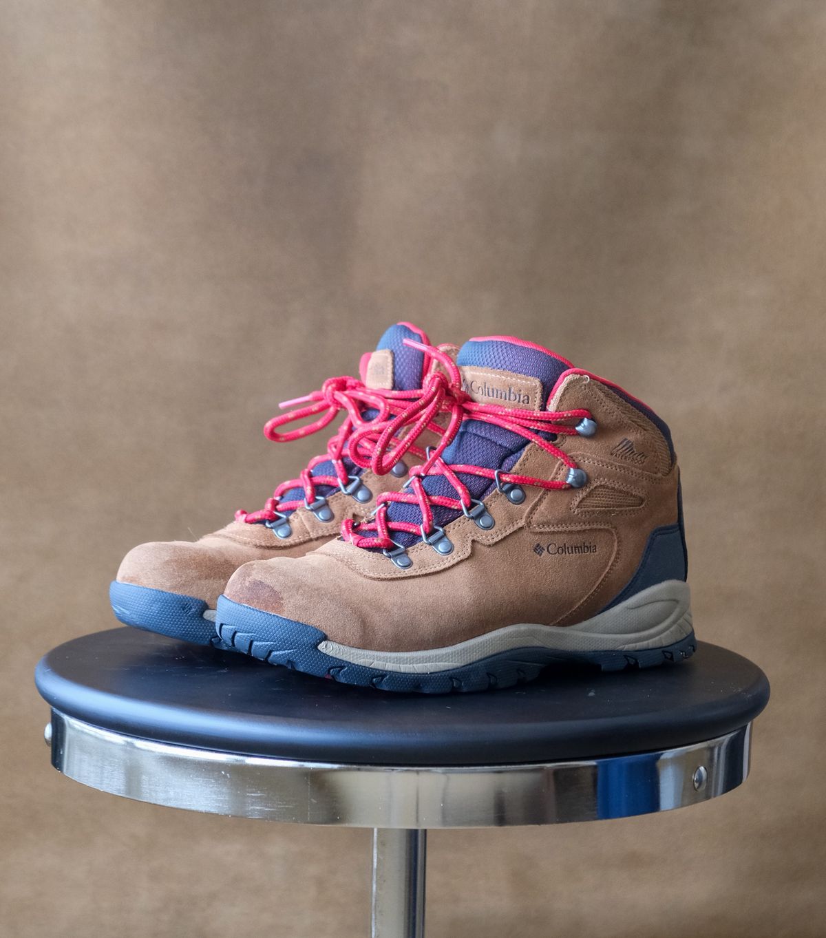 Photo by flyingdutchess on January 5, 2024 of the Columbia Newton Ridge in Unknown Leather.