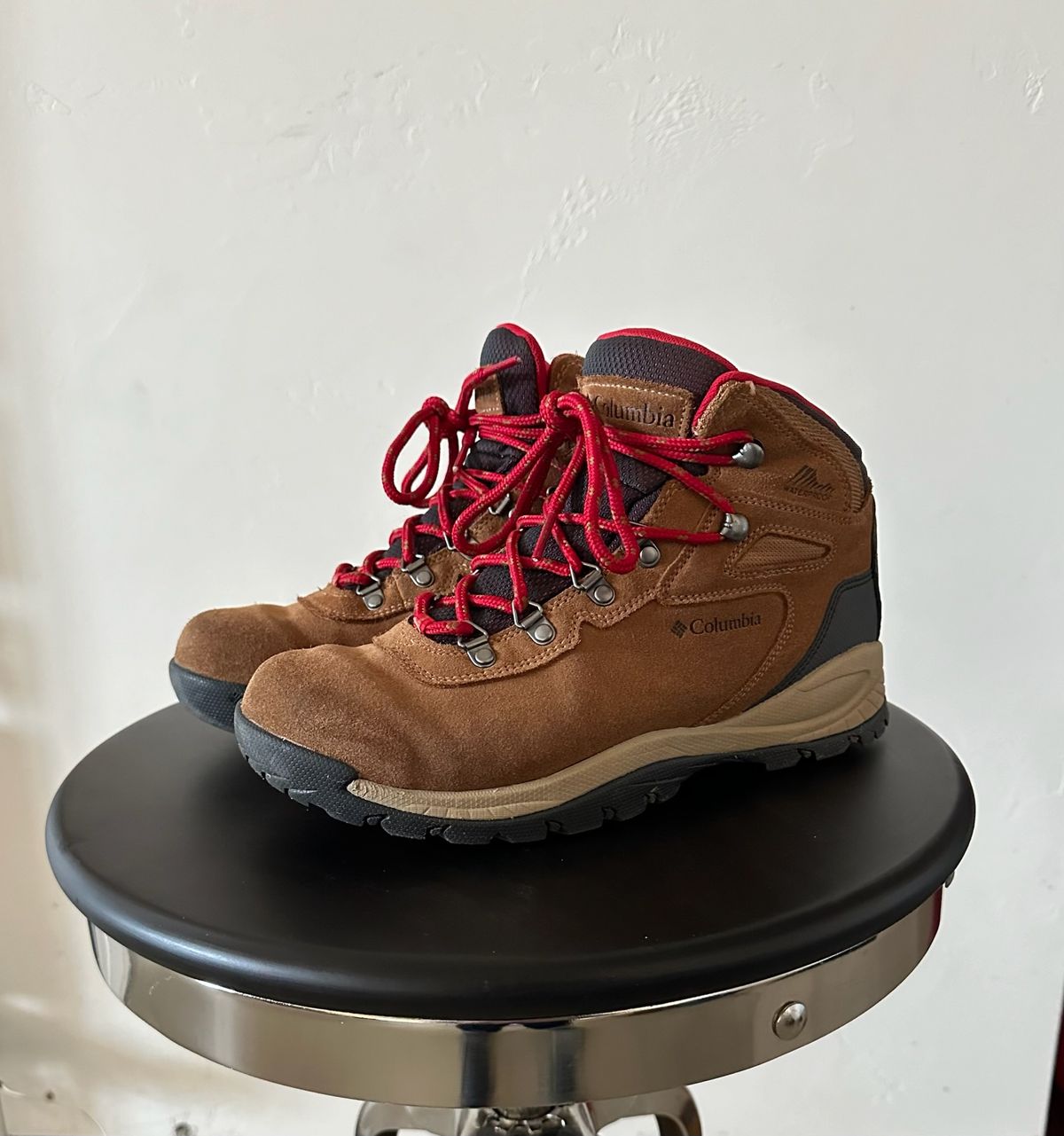 Photo by flyingdutchess on March 4, 2024 of the Columbia Newton Ridge in Unknown Leather.
