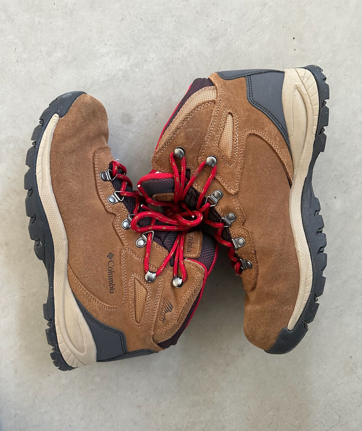 Photo by flyingdutchess on March 4, 2024 of the Columbia Newton Ridge in Unknown Leather.