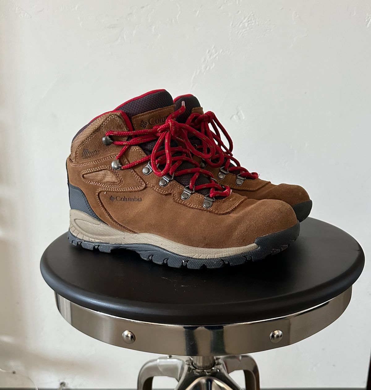 Photo by flyingdutchess on March 4, 2024 of the Columbia Newton Ridge in Unknown Leather.