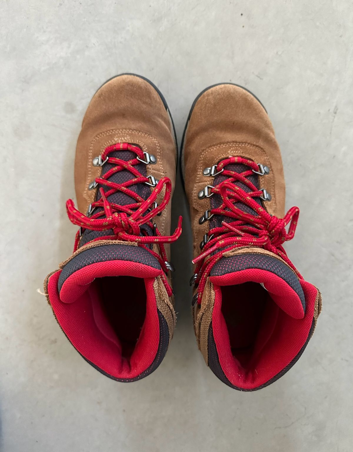 Photo by flyingdutchess on March 4, 2024 of the Columbia Newton Ridge in Unknown Leather.