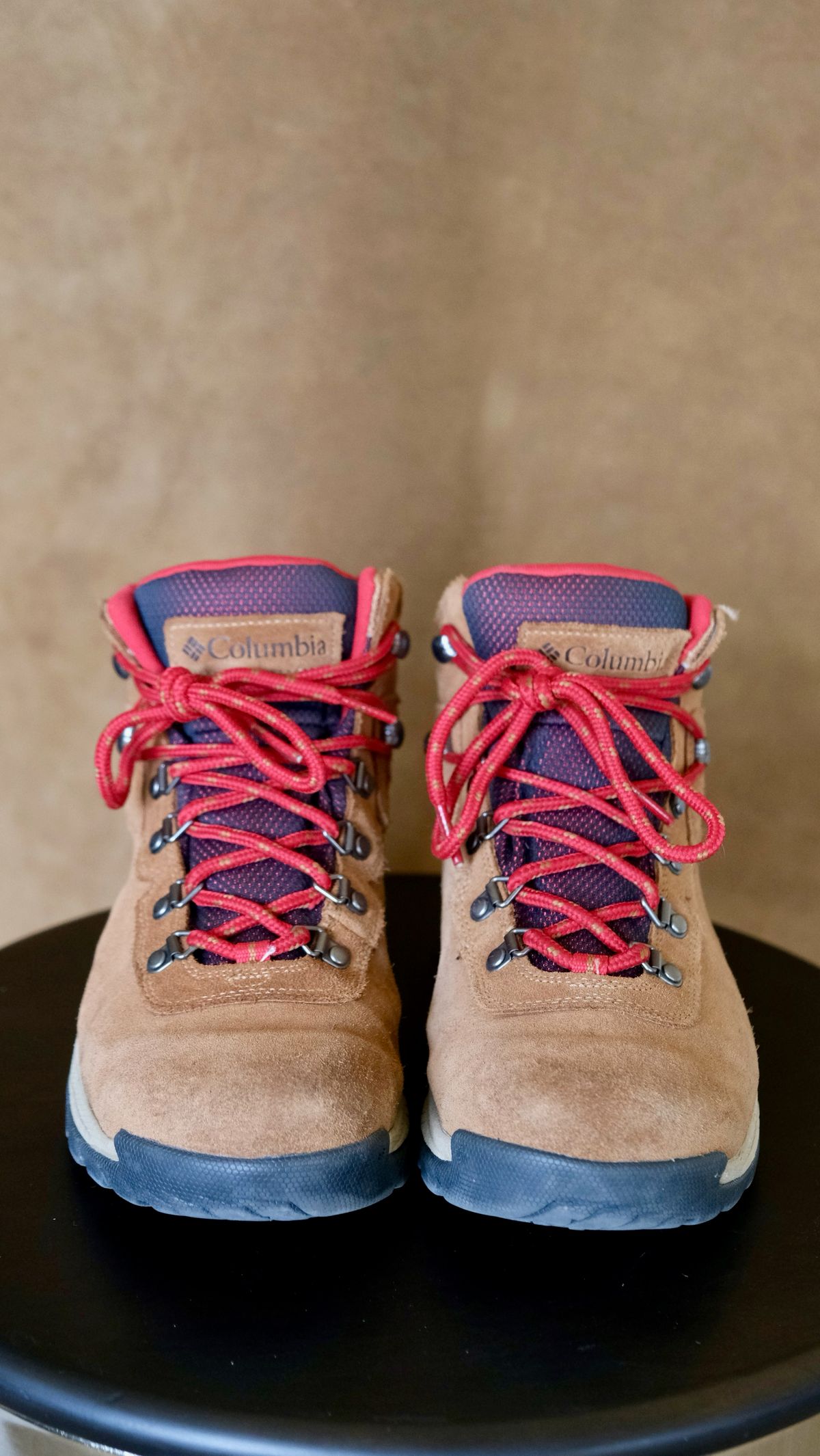 Photo by flyingdutchess on April 1, 2024 of the Columbia Newton Ridge in Unknown Leather.