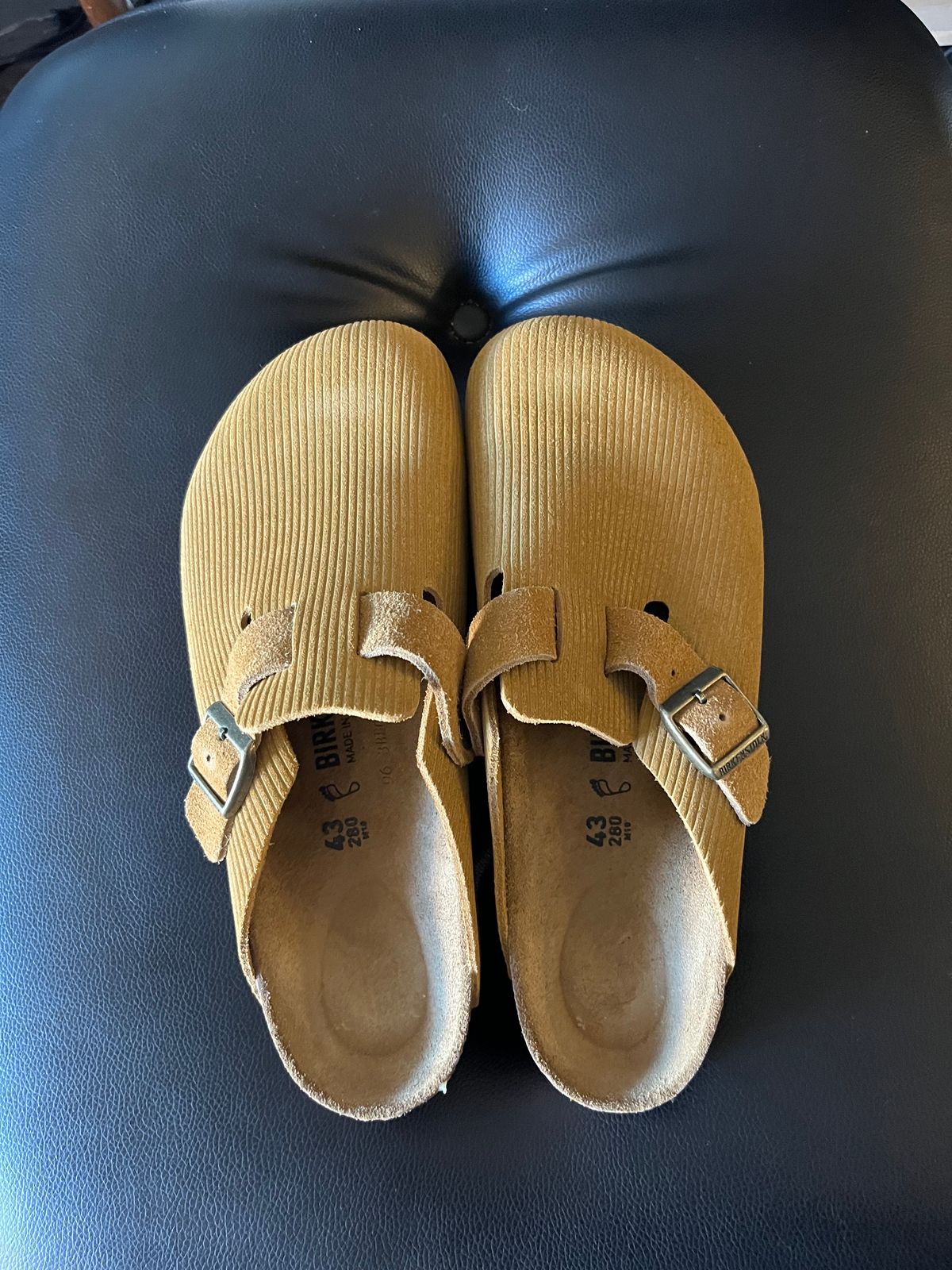 Photo by WaxDaddy on November 3, 2023 of the Birkenstock Boston in Cork Brown Embossed Suede.