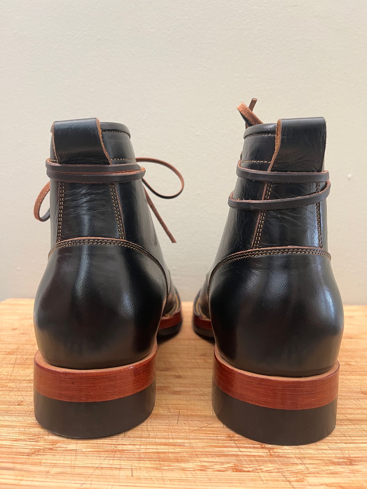 Photo by bootsnpoems on October 1, 2023 of the Jakkrabbits Field Boots in Shinki Black Teacore Horsebutt.