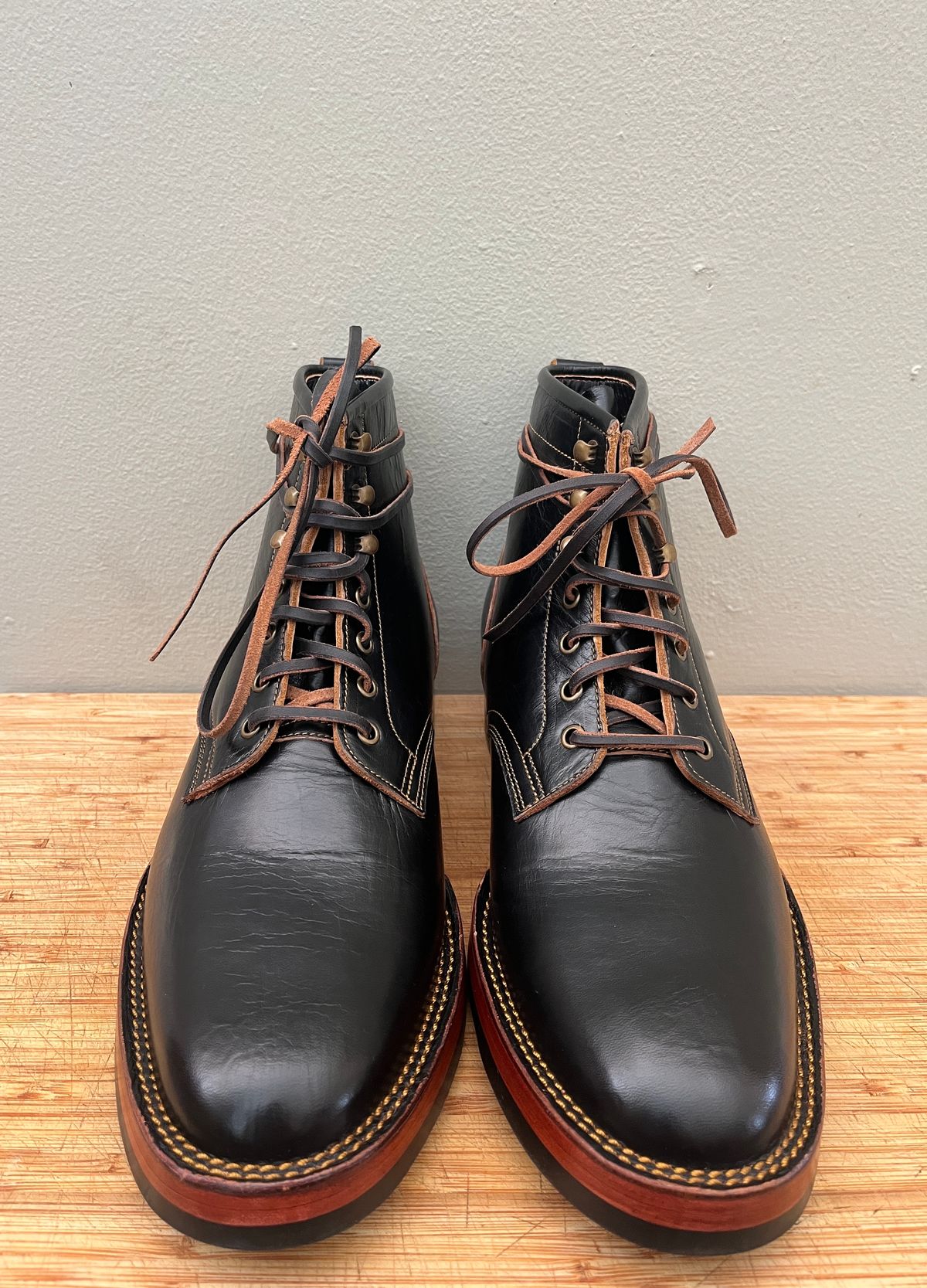 Photo by bootsnpoems on October 1, 2023 of the Jakkrabbits Field Boots in Shinki Black Teacore Horsebutt.