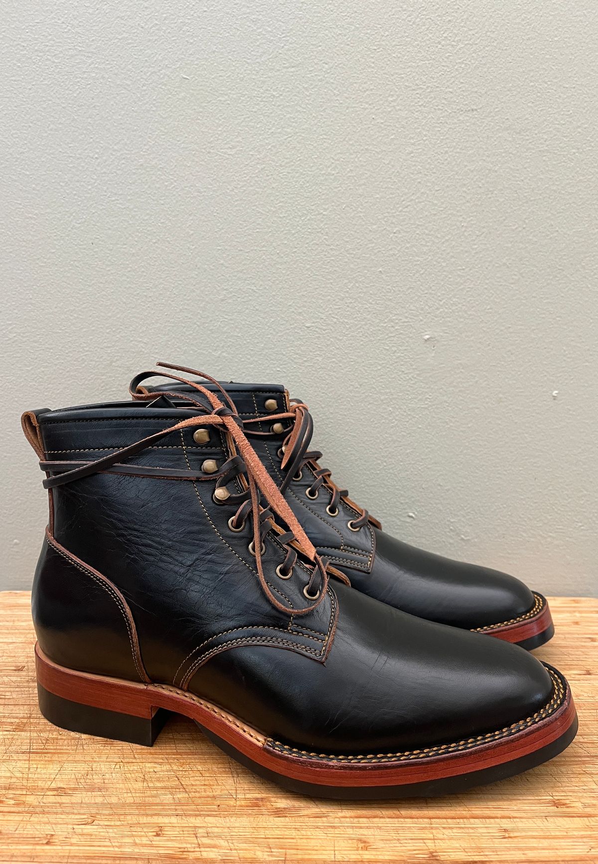 Photo by bootsnpoems on October 1, 2023 of the Jakkrabbits Field Boots in Shinki Black Teacore Horsebutt.