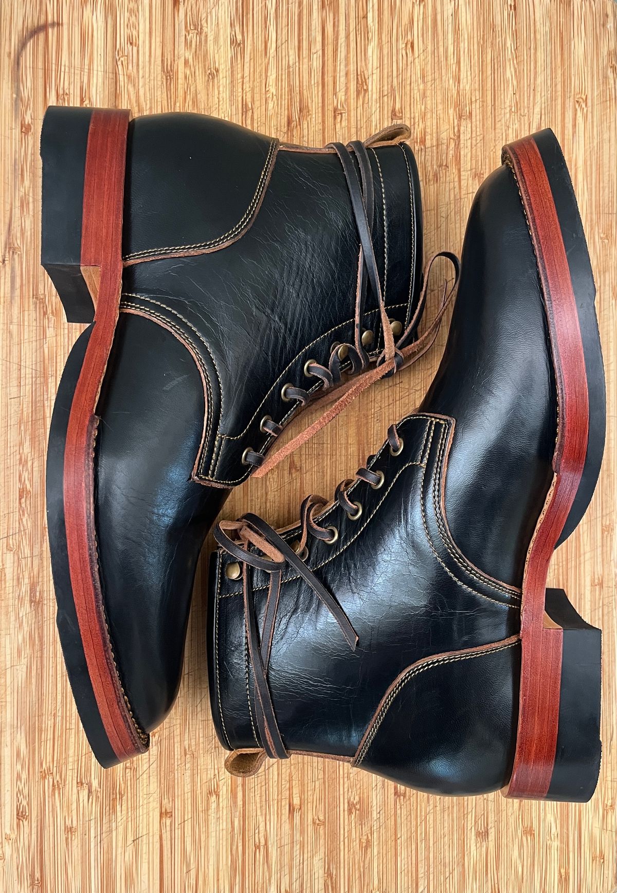Photo by bootsnpoems on October 1, 2023 of the Jakkrabbits Field Boots in Shinki Black Teacore Horsebutt.