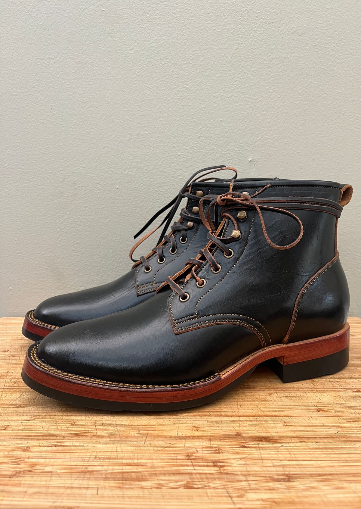 Photo by bootsnpoems on October 1, 2023 of the Jakkrabbits Field Boots in Shinki Black Teacore Horsebutt.