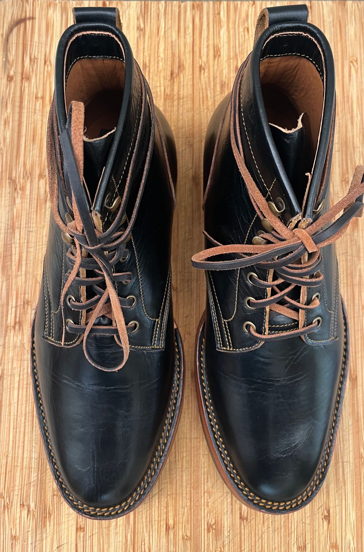 Photo by bootsnpoems on October 1, 2023 of the Jakkrabbits Field Boots in Shinki Black Teacore Horsebutt.
