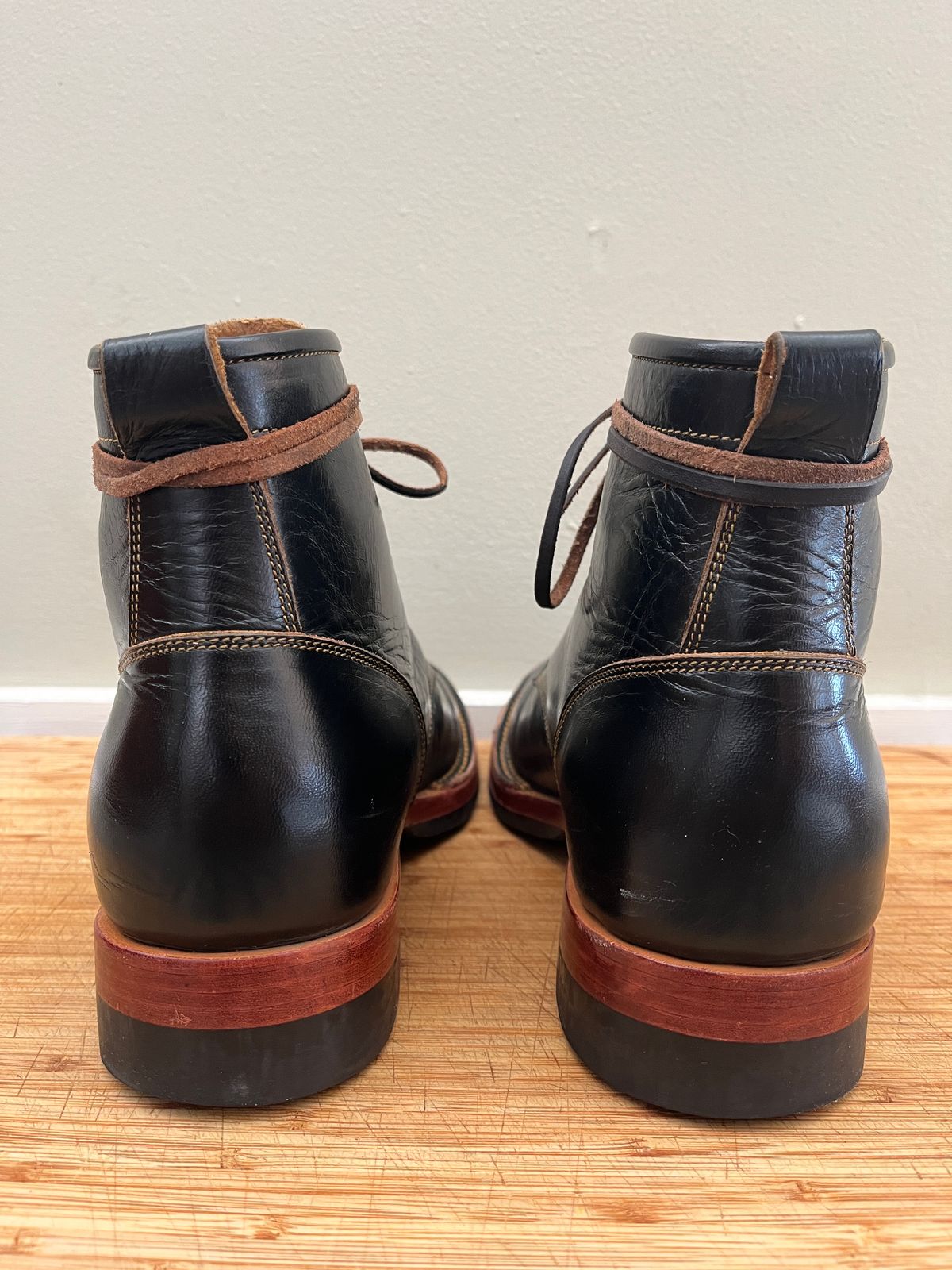 Photo by bootsnpoems on November 1, 2023 of the Jakkrabbits Field Boots in Shinki Black Teacore Horsebutt.