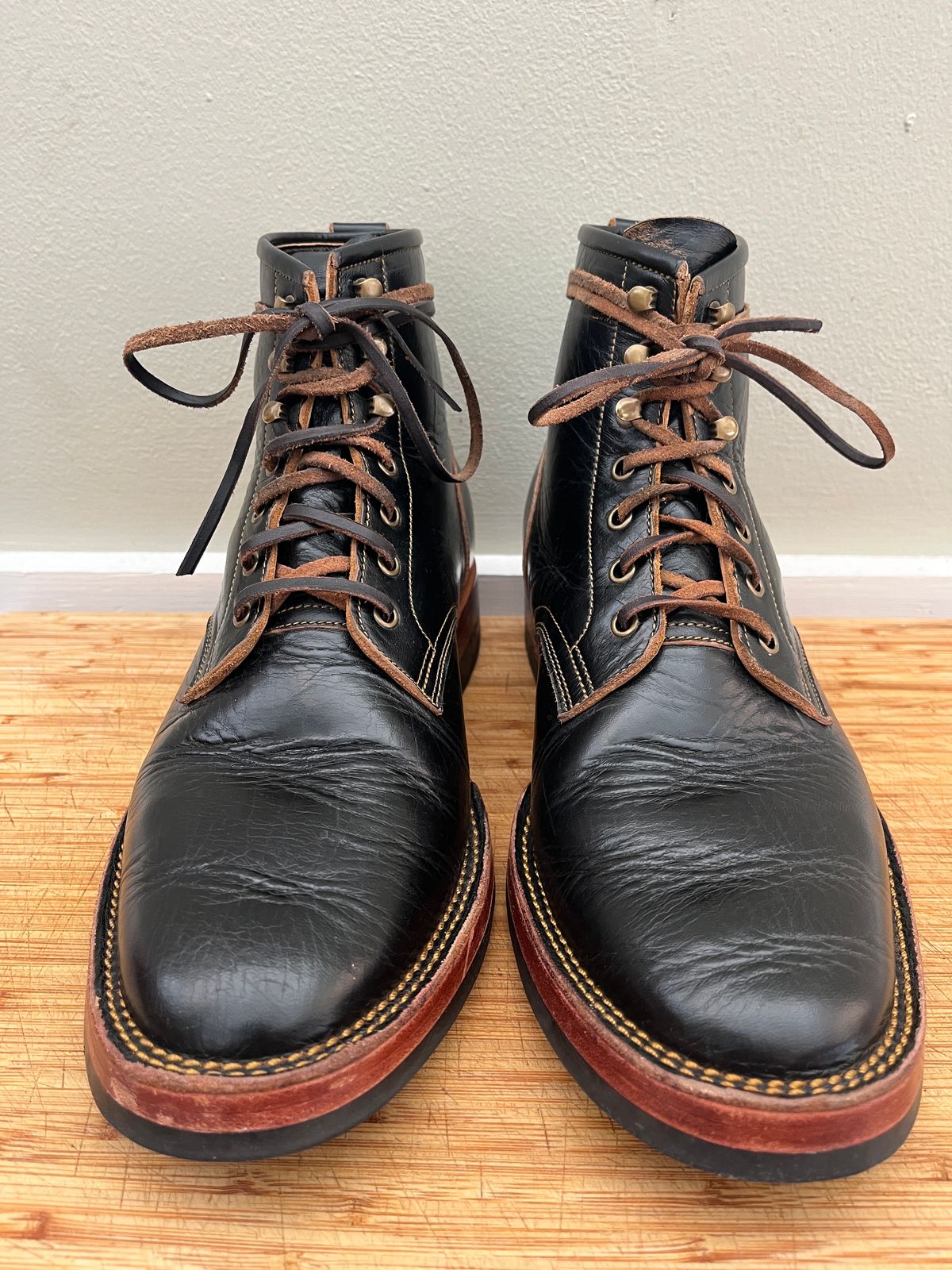 Photo by bootsnpoems on November 1, 2023 of the Jakkrabbits Field Boots in Shinki Black Teacore Horsebutt.