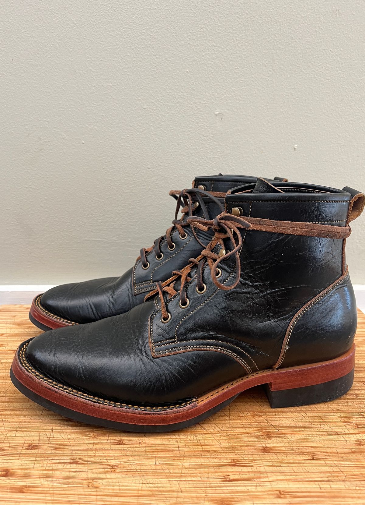 Photo by bootsnpoems on November 1, 2023 of the Jakkrabbits Field Boots in Shinki Black Teacore Horsebutt.
